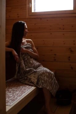 Lapuan Kankurit Jäkälä Jättipyyhe, Valkoinen - Ruskea -Frama Myymälämyynti lapuankankurit jakala sauna cover white cinnamon and jakala towel white brown 0 2