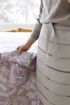 Lapuan Kankurit Villiyrtit Jättipyyhe, Pellava - Bordeaux -Frama Myymälämyynti lapuankankurit linnea apron and villiyrtit tablecloth and towel linen bordeaux