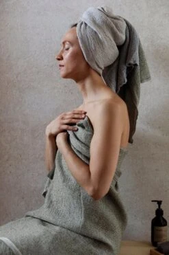 Lapuan Kankurit Terva Jättipyyhe, Valkoinen - Oliivi -Frama Myymälämyynti lapuankankurit terva towel white olive and white multi olive 1