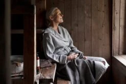 Lapuan Kankurit Terva Kylpytakki Hupulla, Valkoinen - Harmaa 10 Lapuan Kankurit Terva Kylpytakki Hupulla, Valkoinen - Harmaa -Frama Myymälämyynti lapuankankurit terva womens bathrobe with hood laine towels 2