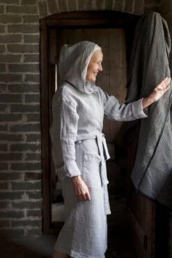 Lapuan Kankurit Terva Kylpytakki Hupulla, Valkoinen - Harmaa 11 Lapuan Kankurit Terva Kylpytakki Hupulla, Valkoinen - Harmaa -Frama Myymälämyynti lapuankankurit terva womens bathrobe with hood laine towels 5