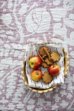 Lapuan Kankurit Villiyrtit Jättipyyhe, Pellava - Bordeaux -Frama Myymälämyynti lapuankankurit villiyrtit tablecloth blanket and paussi towel linen bordeaux 2 0