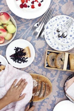 Lapuan Kankurit Villiyrtit Jättipyyhe, Mustikka - Kaneli 11 Lapuan Kankurit Villiyrtit Jättipyyhe, Mustikka - Kaneli -Frama Myymälämyynti lapuankankurit villiyrtit tablecloth blanket blueberry cinnamon and niitty towel white rose