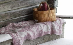 Lapuan Kankurit Villiyrtit Jättipyyhe, Pellava - Bordeaux -Frama Myymälämyynti lapuankankurit villiyrtit tablecloth blanket linen bordeaux and sara hot water bottle lingonberry2 1