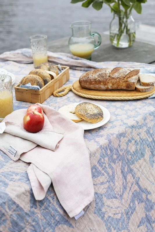 Lapuan Kankurit Villiyrtit Jättipyyhe, Mustikka - Kaneli 4 Lapuan Kankurit Villiyrtit Jättipyyhe, Mustikka - Kaneli - Image 2