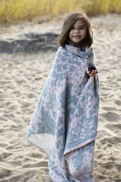 Lapuan Kankurit Villiyrtit Jättipyyhe, Roosa - Petroli 12 Lapuan Kankurit Villiyrtit Jättipyyhe, Roosa - Petroli -Frama Myymälämyynti lapuankankurit villiyrtit towel petroleum rose 5