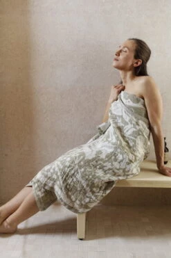 Lapuan Kankurit Villiyrtit Jättipyyhe, Valkoinen - Oliivi -Frama Myymälämyynti lapuankankurit villiyrtit towel white olive 0