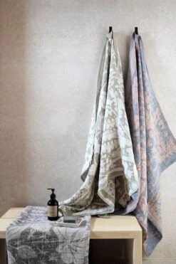 Lapuan Kankurit Villiyrtit Jättipyyhe, Valkoinen - Oliivi -Frama Myymälämyynti lapuankankurit villiyrtit towels 0