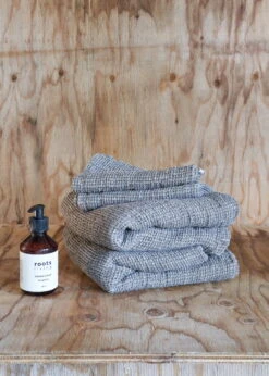 Roots Living Waffle Kylpypyyhe, 85 X 160 Cm, Charcoal -Frama Myymälämyynti roots living waffle linen towels charcoal 3940